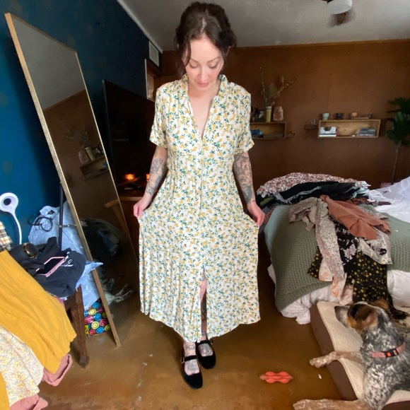 Urban Outfitters Dresses & Skirts - Urban outfitters collared button down floral midi dress